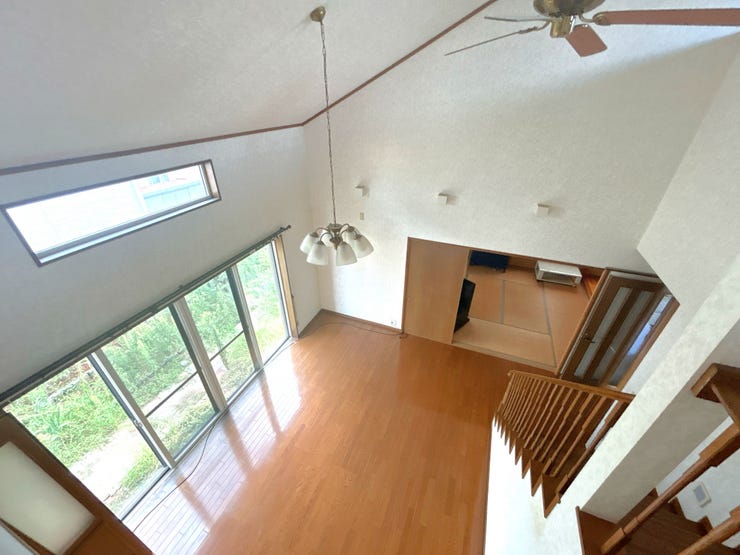 LDK25畳:リビングは吹き抜けになっており、解放感がありますね♪