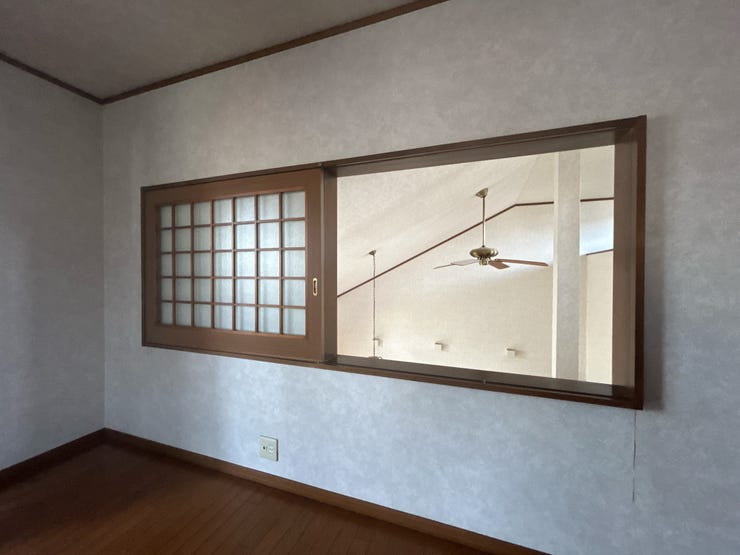 2F洋室約10.87畳:小窓からリビングの吹き抜けが見えます♪