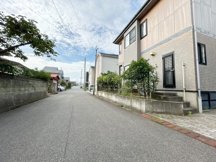 前面道路の幅員は約6mです!駐車もしやすいです◎