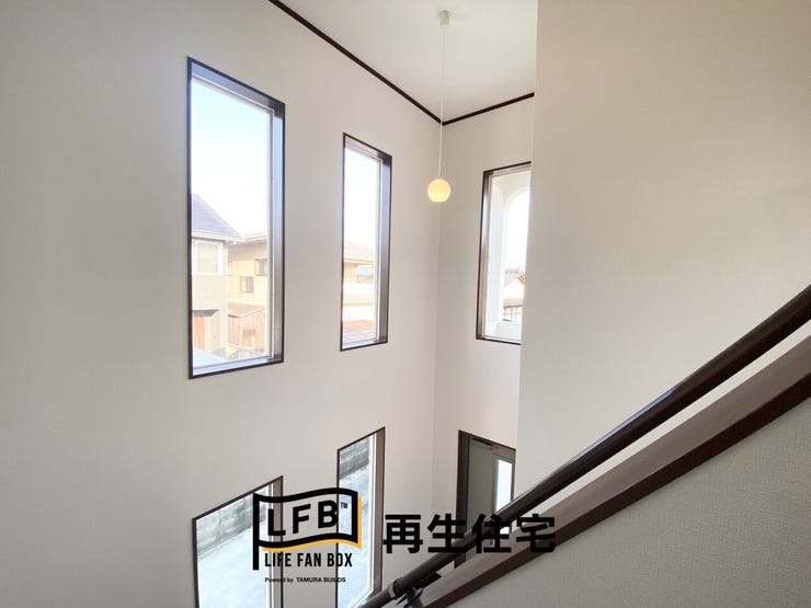 窓と吹き抜けがお洒落ですね♪