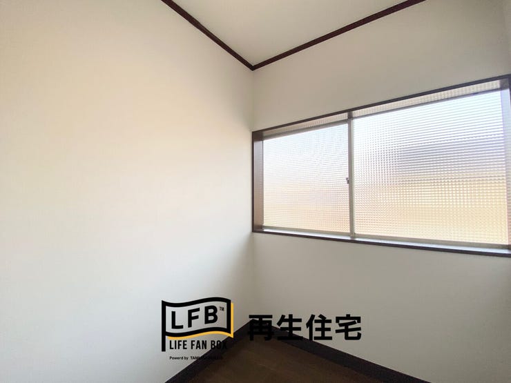 2階の納戸です。居室以外の場所に収納スペースがあるのは嬉しいですね♪ 窓ガラスがレトロな雰囲気を残して、かわいい!