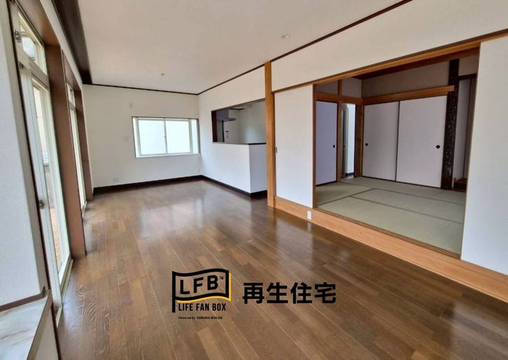 小上がりの和室がお洒落です♪ 木のぬくもりを感じるフローリングは落ち着いた色合いで、どんな家具もしっくり馴染みます。