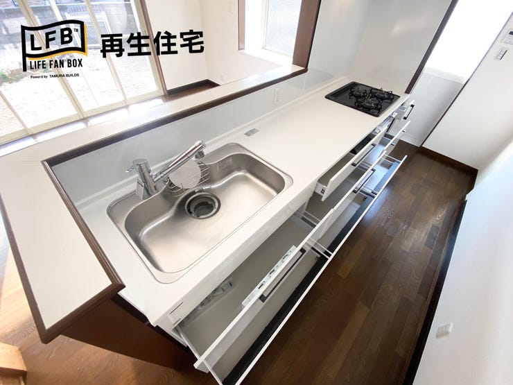 システムキッチンは、広いシンクと大容量の引き出し収納が魅力的!