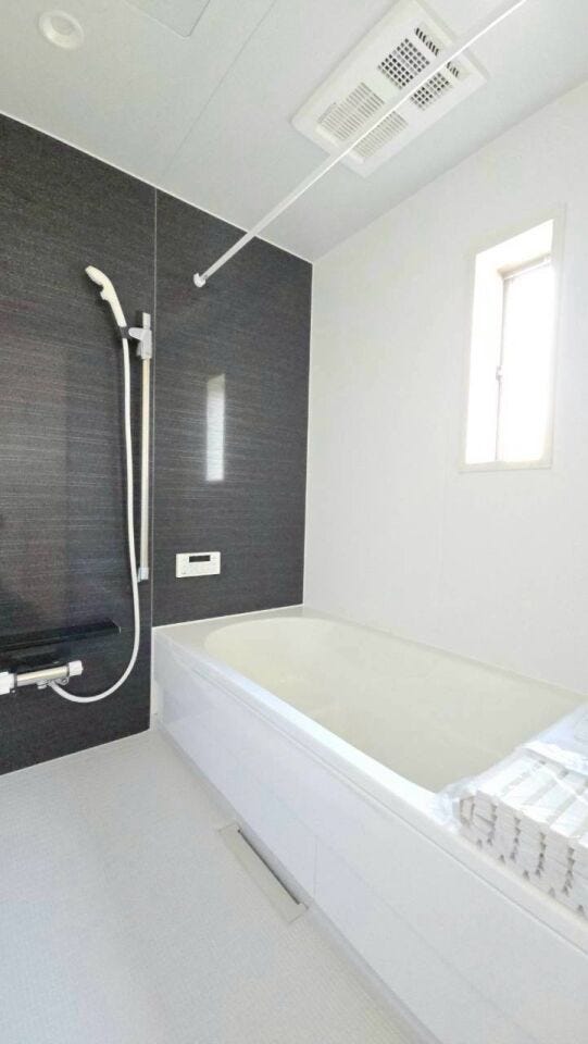 朝昼の入浴時は照明なしでも明るく開放的な空間に♪
換気も簡単でカビ防止にもなります♪