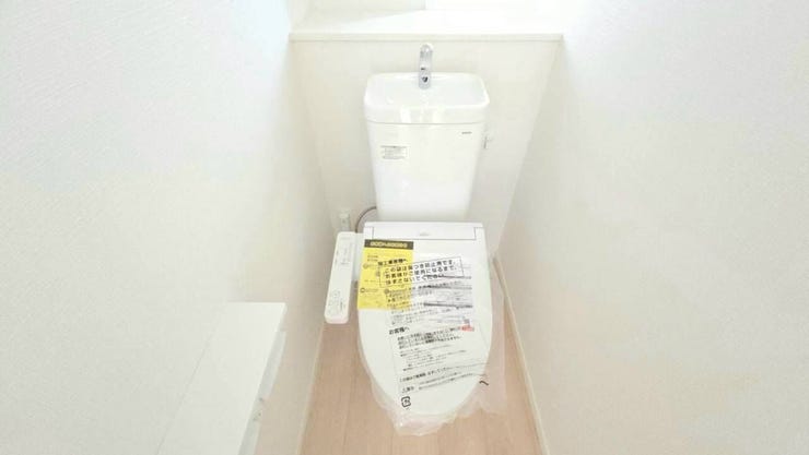 清潔感のあるトイレスペース♪温水洗浄便座付で寒い冬でも安心♪カバー不要のためお掃除も楽々♪