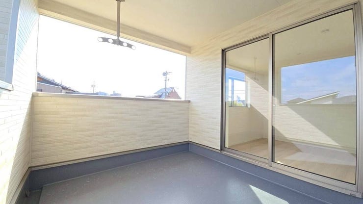 南向きのバルコニーで日当たり良好♪洗濯物も早く乾きそうですね♪