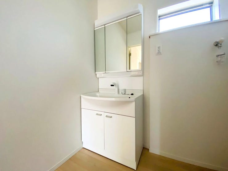 収納スペースもしっかりあるので洗面スペースをすっきりとできます。お掃除も身支度もスムーズにできそうですね。