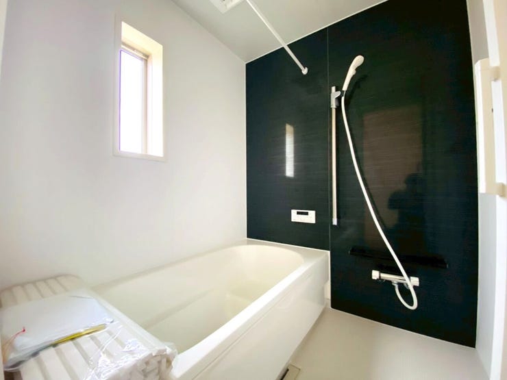 一日の疲れをゆっくりと解きほぐしてくれる、やすらぎのバスタイム。ゆったりと手足を伸ばせるバスタブで、ご家族みなさまにご入浴タイムを心ゆくまでお楽しみいただけます。