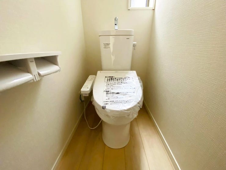 明るくて清潔感のあるトイレスペース♪洗浄便座付トイレ!広々した空間で気持ちよく過ごせます。