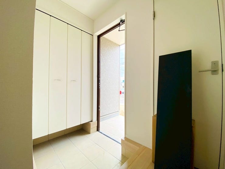 玄関にはご家族の靴をたっぷり収納できるシューズボックスをご用意。玄関先をいつも綺麗に保てます。