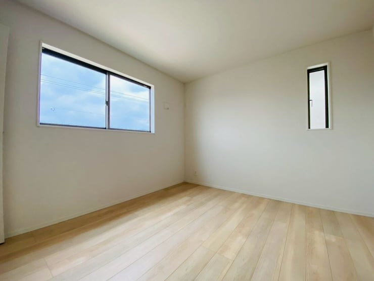 大きな窓があり、明るい洋室です。アクセントクロスが落ち着いた空間を演出します。