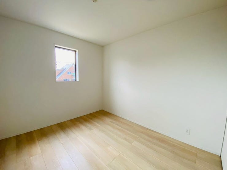 広々としたお部屋で、プライベートの時間も快適に過ごせそうですね。