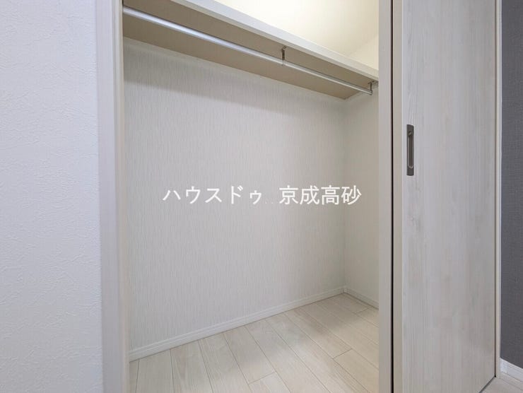 人気のウォークインクローゼットが備え付けられております♪収納が広々としているとインテリアや家具のレイアウトにもこだわることができますね。全居室収納付きで機能性にも優れた住宅です☆