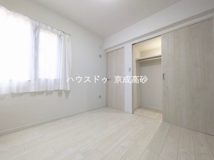 大きな窓からは快適な光を取り入れ、通気性能を上げる事で居心地の良い空間を演出してくれます。