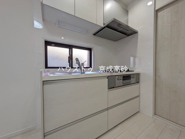 壁付け式で収納スペースを確保でき、作業スペースが広く、複数人でお料理が楽しめますね。