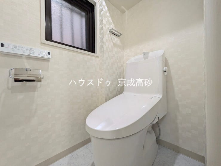 トイレは快適な温水洗浄便座付です。手洗い一体型のトイレ設備はスペースの節約ができ、ゆったりとした空間が確保できます。節水も期待できますね。