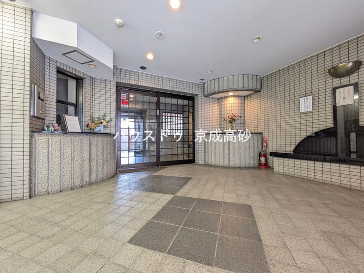 エントランス内部は、管理が行き届き清潔な共有スペースとなっています。