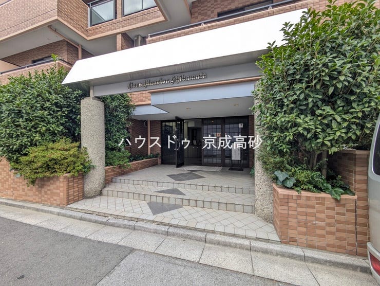 外と内をつなぐエントランスは管理が行き届き、居住者を優しく迎え入れてくれます。