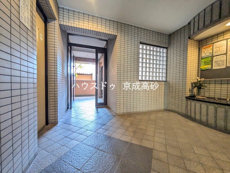 エントランス内部は、管理が行き届き清潔な共有スペースとなっています。