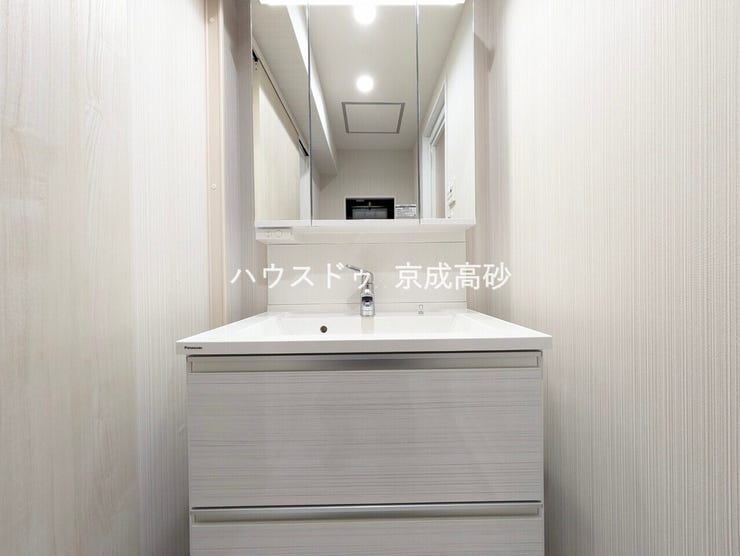 朝の身支度に便利なシャンプードレッサーはとっても便利です!シンク下の収納でアメニティ類のストックもバッチリ!