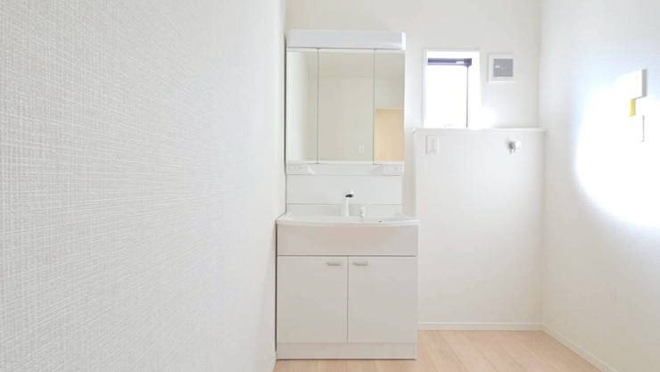 洗面化粧台収納で洗剤のストックや掃除道具等がスッキリ収納できます♪