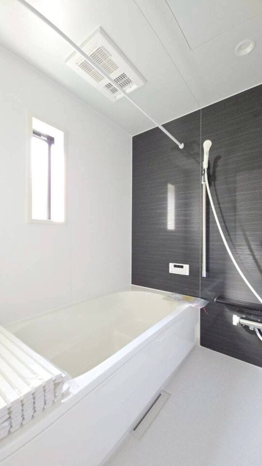 朝昼の入浴時は照明なしでも明るく開放的な空間に♪
換気も簡単でカビ防止にもなります♪