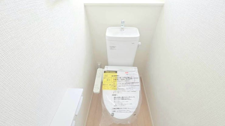清潔感のあるトイレスペース♪温水洗浄便座付で寒い冬でも安心♪カバー不要のためお掃除も楽々♪