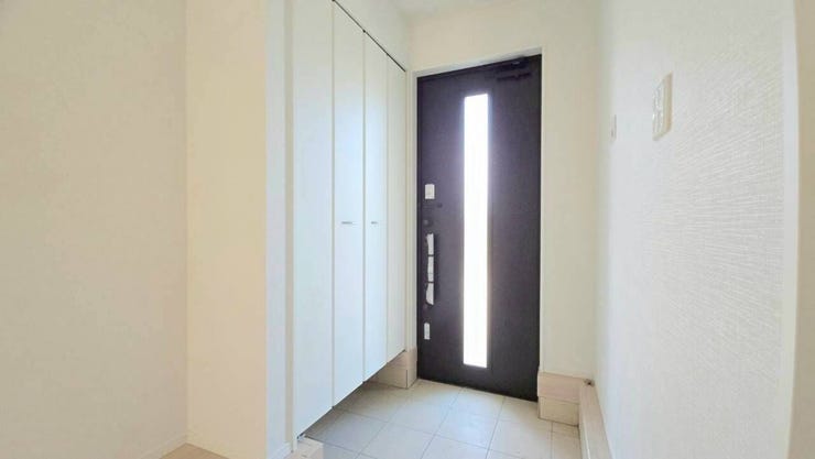 玄関にはご家族の靴をたっぷり収納できるシューズボックス!玄関先をいつも綺麗に保てます。