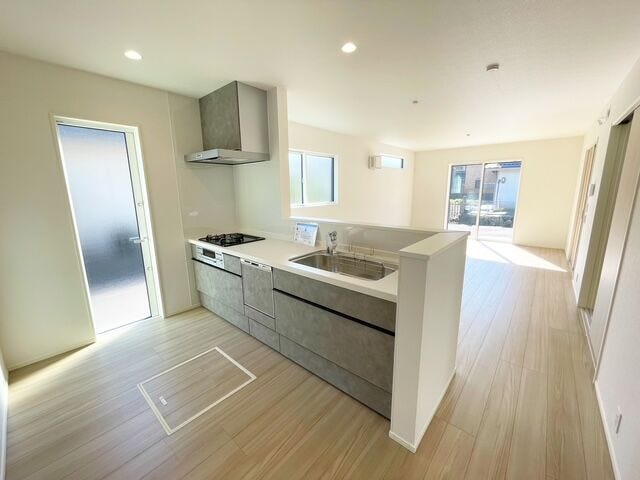 キッチンからはリビングを見渡すことができ、家族との会話を楽しみながらお料理できます♪