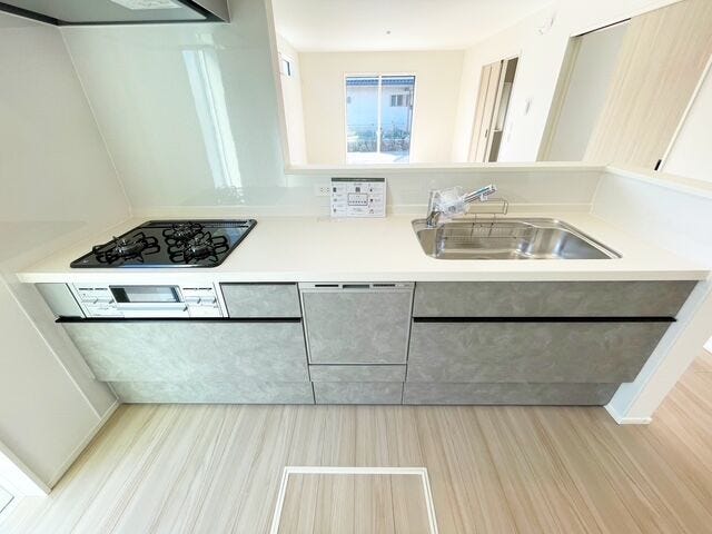 並んでお料理ができる広々としたキッチン☆
家事の時短にうれしい食洗機付き。