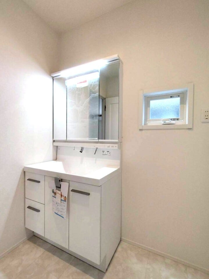 身だしなみ確認がしやすく、収納量が多い3面鏡の洗面台です