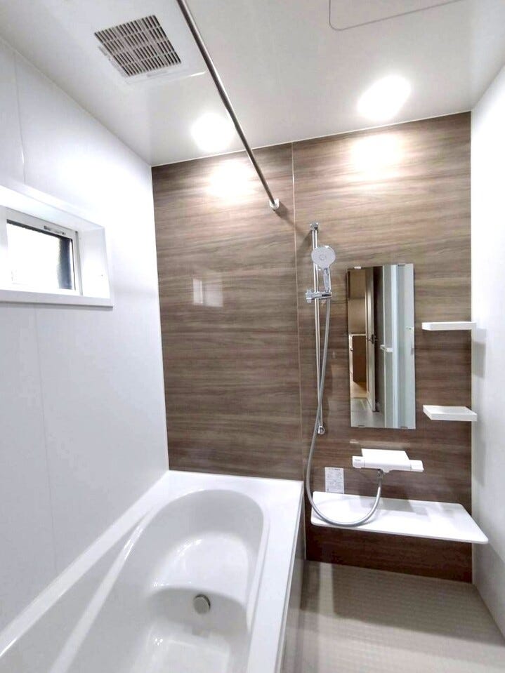 統一感のある色合いで、疲れた体をしっかり癒す広々とした浴室です