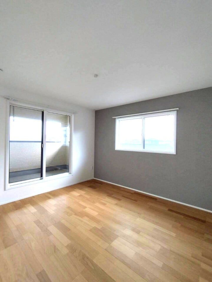 大きな窓からバルコニーにつながっており、広々とした開放的な部屋です