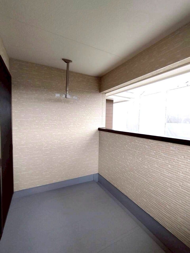 屋根付きのインナーバルコニーで雨が降っても使用でき、リラックススペースとしても十分な広さがあります