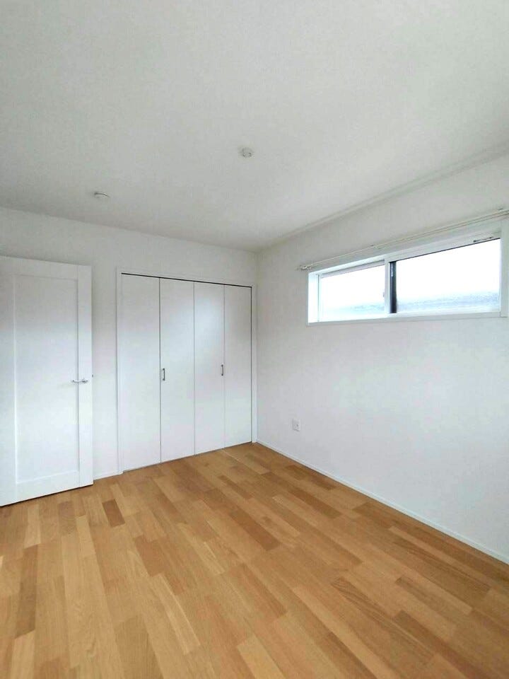 窓からたっぷりと陽が差し込む明るい部屋です