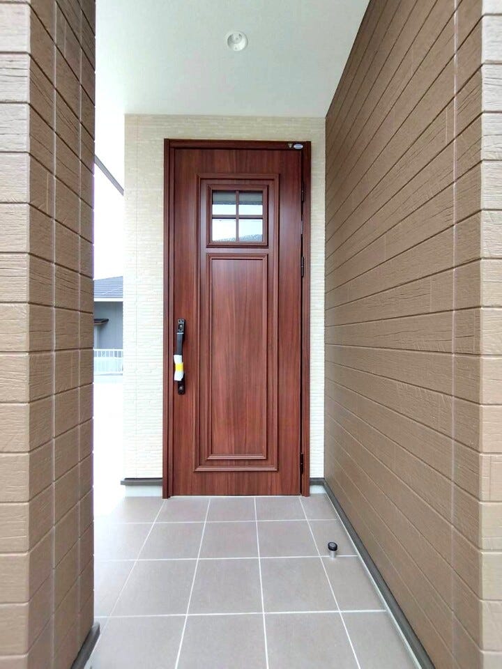 木目調の玄関で優しくお出迎え出来ます