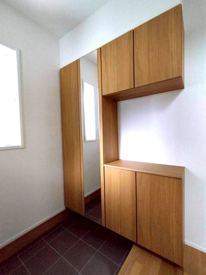 統一感のある色合いにシューズボックス付きの玄関です