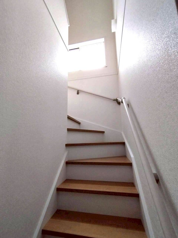 空間を有効活用したおしゃれな曲線階段です