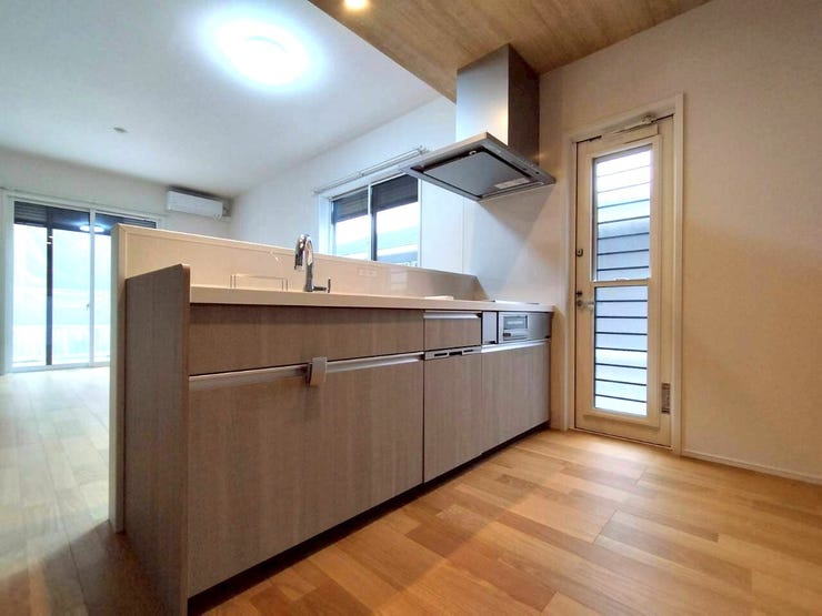 リビング全体を見回せる広々としたキッチンです