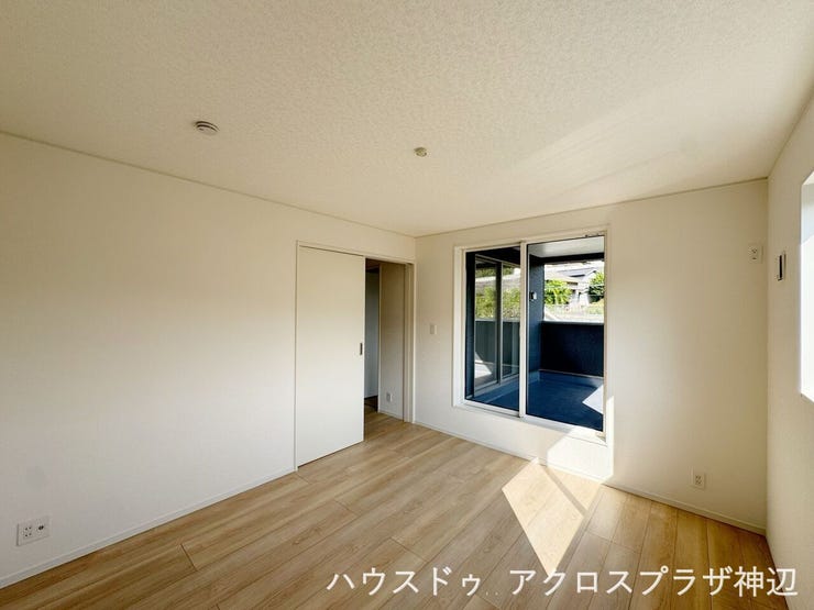 【洋室7帖】
主寝室にぴったりの洋室はバルコニーに面しており、収納も充実しております。