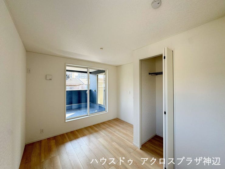 【洋室6帖】
バルコニーに面しており、寝具やお布団を干すのに便利です。