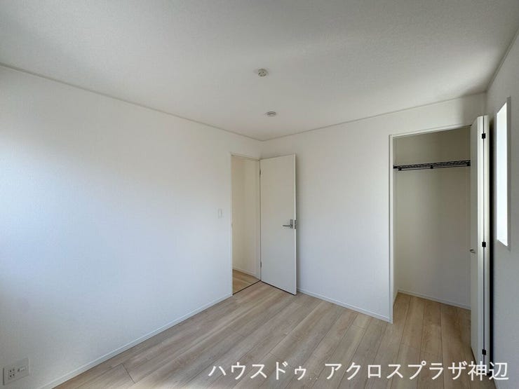 【洋室5.2帖】
書斎や趣味部屋など、ライフスタイルに合わせてお使いいただけます。