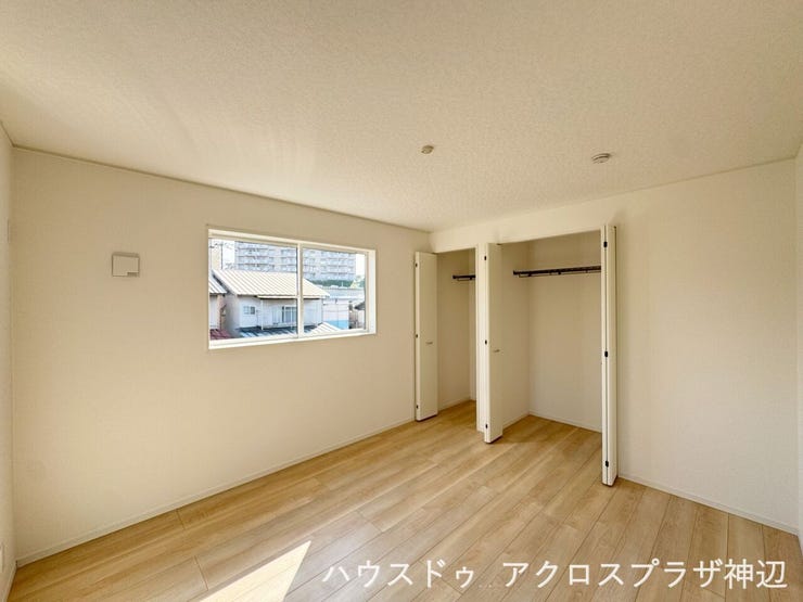 【洋室7帖】
主寝室にぴったりの洋室はバルコニーに面しており、収納も充実しております。