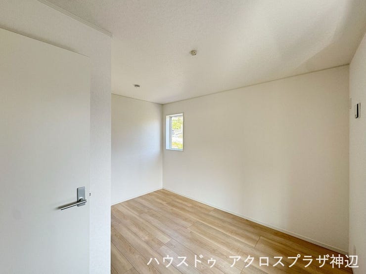 【洋室6帖】
バルコニーに面しており、寝具やお布団を干すのに便利です。