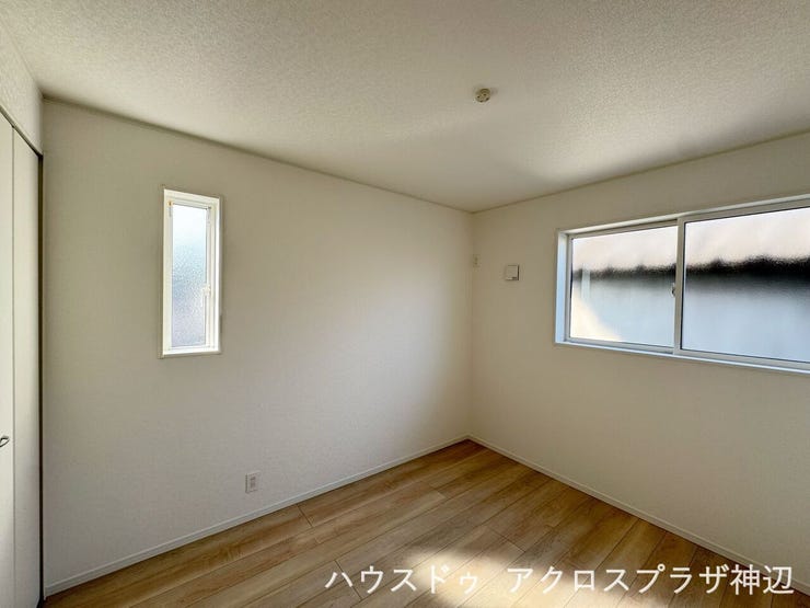 【洋室5.2帖】
書斎や趣味部屋など、ライフスタイルに合わせてお使いいただけます。