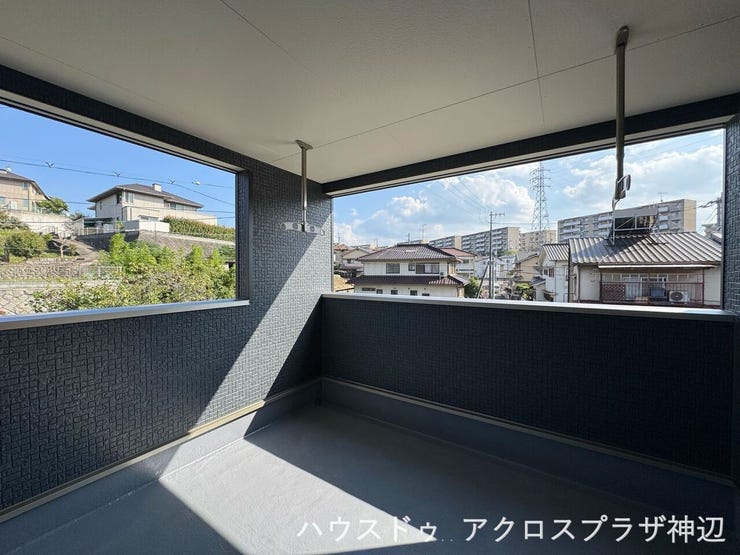 【バルコニー】
南向きの明るいバルコニーは、毎日のお洗濯を快適にしてくれます。