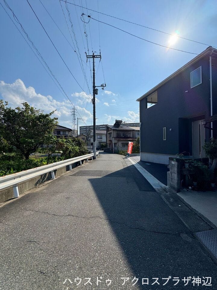 【東側公道幅員約5.0m】
前面道路は十分な広さがあり、車の乗り入れに便利です。