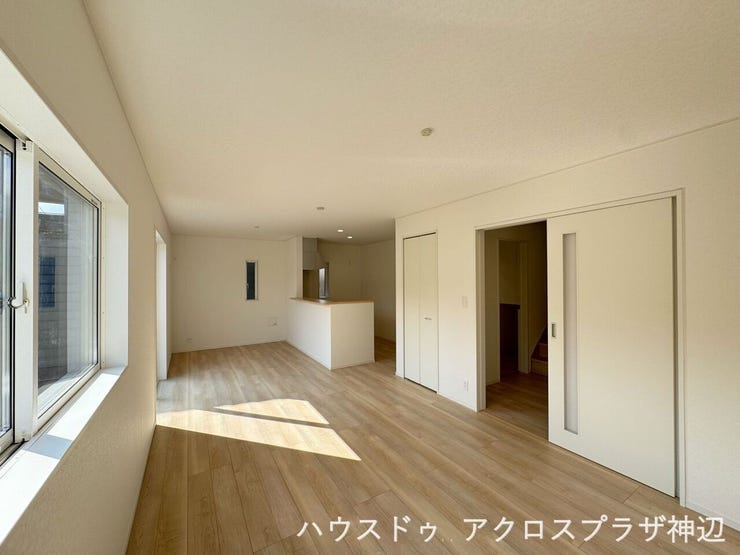 【LDK17.6帖】
南向きの明るいLDKは17.6帖の広さがあり、インテリアプランが考えやすいです。