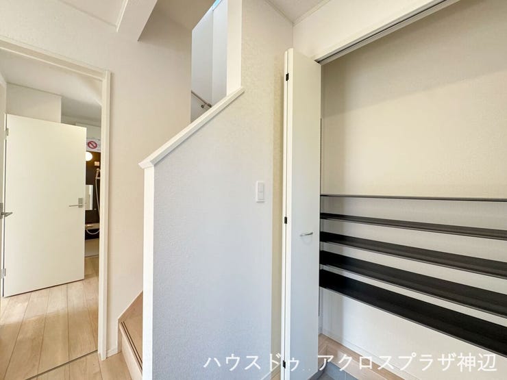 【玄関】
大容量の収納があり、家族のものもすっきりとしまえます。