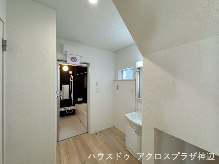 【洗面室】
キッチン裏にはすぐ洗面室・浴室があり、家事動線良好です。